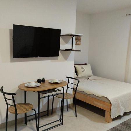Iris Apartment Ivanica Bagian luar foto