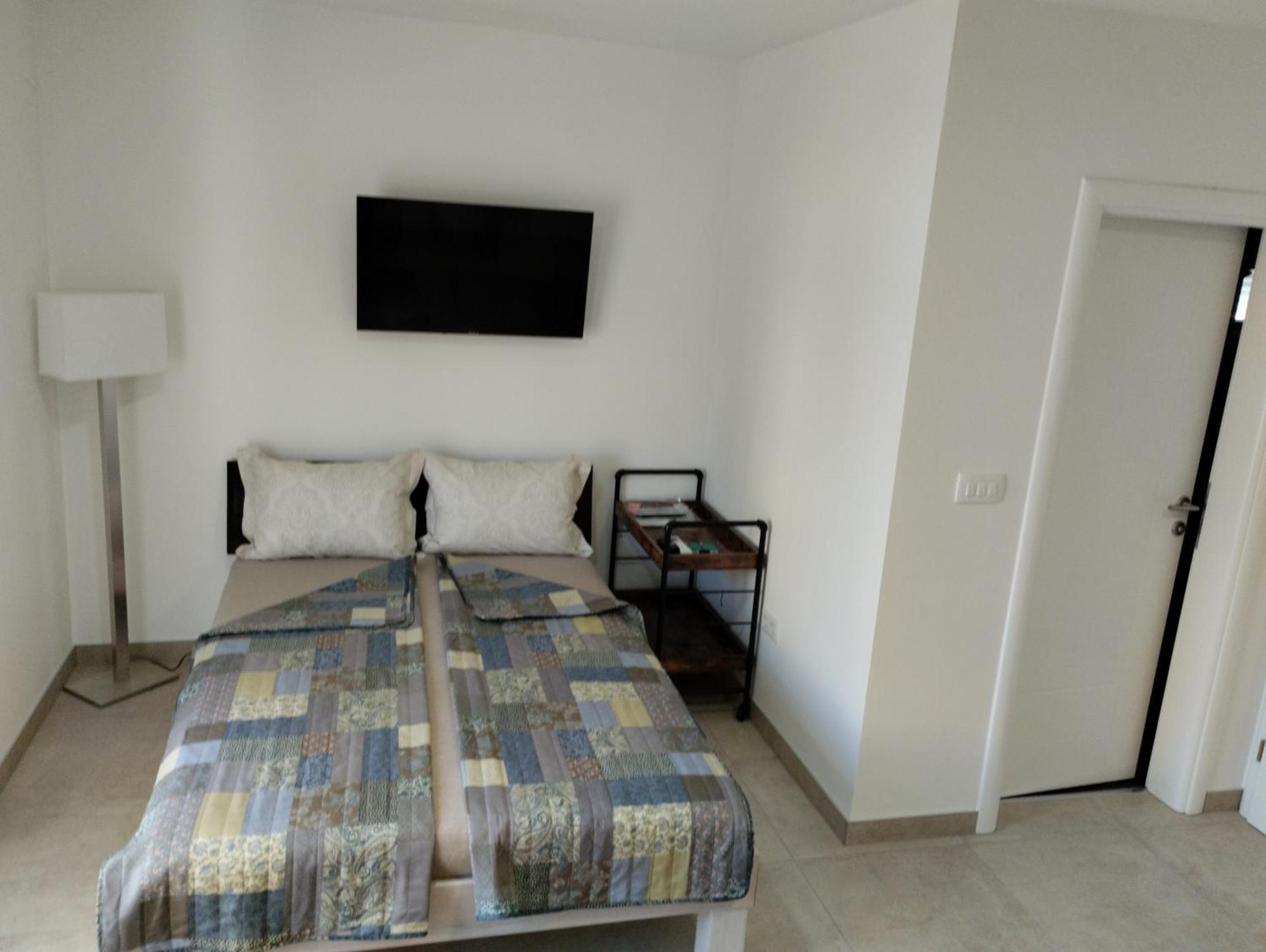 Iris Apartment Ivanica Bagian luar foto