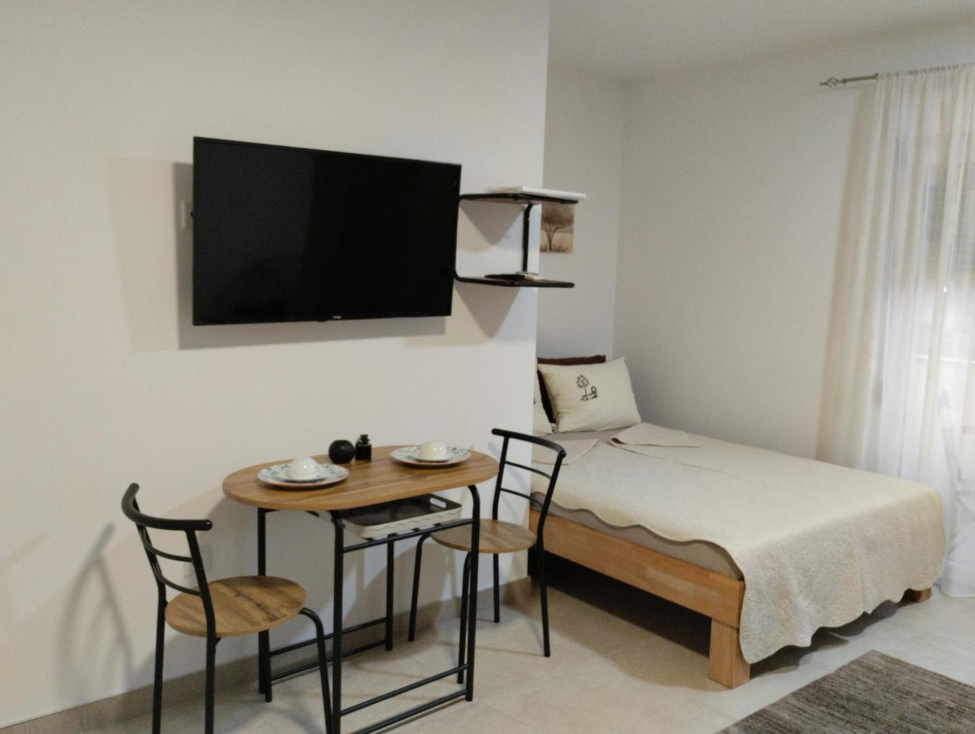 Iris Apartment Ivanica Bagian luar foto